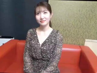 大胸部的业余少女给POV口交,并在乳房上射精